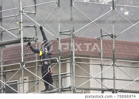 腳手架組裝工作在下雨天 78886974