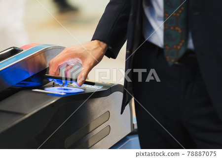 商人通過非接觸式技術(手、上翻、身體部位)通過檢票口 商人通過非接觸式技術(手、上翻、身體部位)通過檢票口 78887075