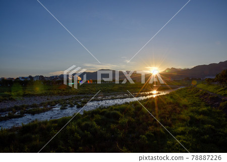 光明河床上，太陽在天邊升起，美麗的陳賽河陽光也倒映在水面上。 78887226