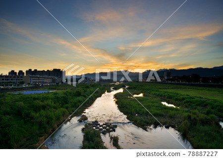 On the surface of the river in Guangguang, the heavenly light rises from the sky, and the beautiful Chen Ayaya is reflected on the surface of the water. On the surface of the river in Guangguang, the heavenly light rises from the sky, and the beautiful Chen Ayaya is reflected on the surface of the water. 78887227