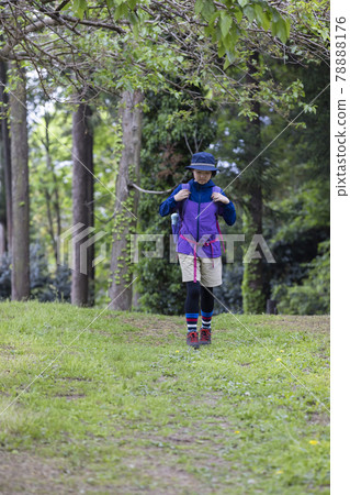 小學徒步旅行圖像小學女孩 小學徒步旅行圖像小學女孩 78888176