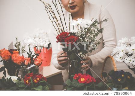 Online home flower arrangement concept, Woman Preparing to trim red and pink roses and beautiful flower arrangements in the home, flower arrangements with vase for gift-giving for Valentine's Day Online home flower arrangement concept, Woman Preparing to trim red and pink roses and beautiful flower arrangements in the home, flower arrangements with vase for gift-giving for Valentine's Day 78890964