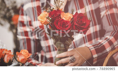 Online home flower arrangement concept, Woman Preparing to trim red and pink roses and beautiful flower arrangements in the home, flower arrangements with vase for gift-giving for Valentine's Day Online home flower arrangement concept, Woman Preparing to trim red and pink roses and beautiful flower arrangements in the home, flower arrangements with vase for gift-giving for Valentine's Day 78890965