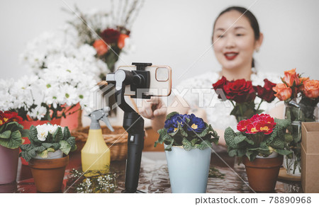 Online home flower arrangement concept, Woman Preparing to trim red and pink roses and beautiful flower arrangements in the home, flower arrangements with vase for gift-giving for Valentine's Day Online home flower arrangement concept, Woman Preparing to trim red and pink roses and beautiful flower arrangements in the home, flower arrangements with vase for gift-giving for Valentine's Day 78890968