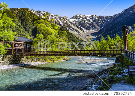 Kamikochi in spring, Kappa Bridge and Hotaka mountain range in the early morning 78892754