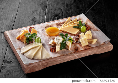 Platter with sulguni, mozzarella, dor blue and semi firm cheese 78893120