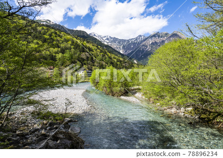 春天從上高地田代橋看到的穗高山脈 78896234