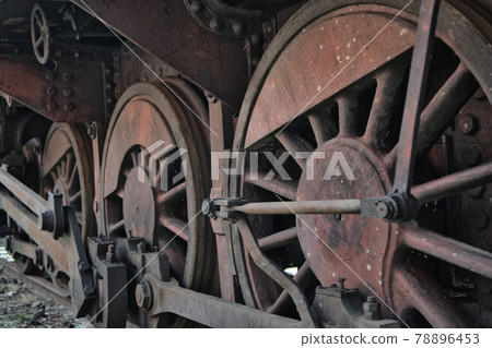 Close-up of the drive wheels and the drive rod of a historic steam locomotive, transport 78896453