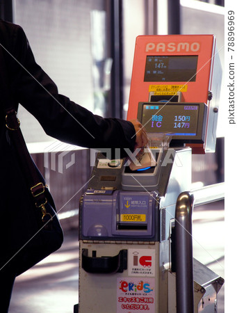 Tokyu Setagaya Line | Use a transportation IC card at the station checkout machine 78896969