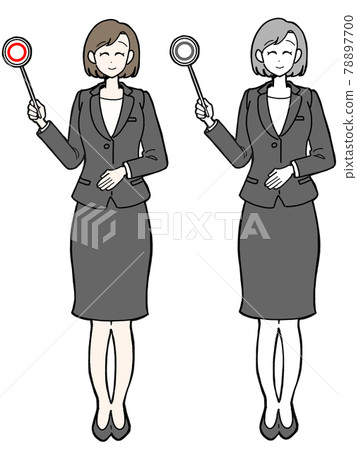 一個穿著西裝的女人拿著一張圓形鈔票 一個穿著西裝的女人拿著一張圓形鈔票 78897700
