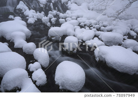 Spring water and snow hat 78897949