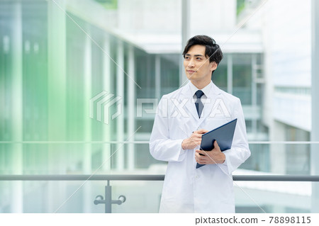 穿著白大褂的年輕醫師在醫院查看病歷 78898115