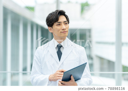 穿著白大褂的年輕醫師在醫院查看病歷 78898116