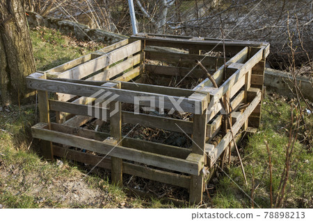 wooden palette composter in garden 78898213