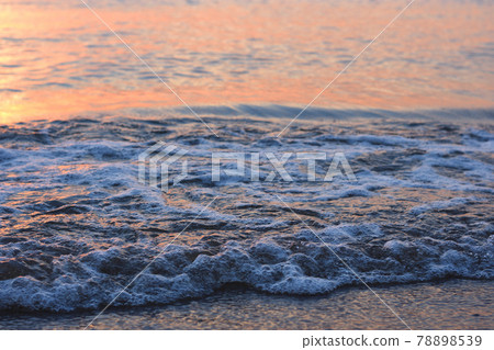 接近落日照亮的海和海灘的波浪 接近落日照亮的海和海灘的波浪 78898539