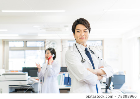 Young male and female medical team 78898966