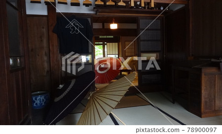 A quaint Japanese house and colorful Japanese umbrellas 78900097