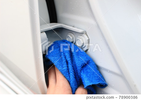 Wipe the inside of the car door Wipe the inside of the car door 78900386