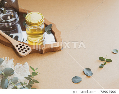 Honey, honey and beehive honey dipper in a glass jar Honey, honey and beehive honey dipper in a glass jar 78901500