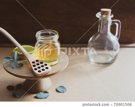 蜂蜜、蜂蜜和蜂巢蜂蜜浸入玻璃罐中 蜂蜜、蜂蜜和蜂巢蜂蜜浸入玻璃罐中 78901506