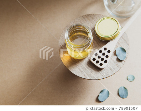 蜂蜜、蜂蜜和蜂巢蜂蜜浸入玻璃罐中 蜂蜜、蜂蜜和蜂巢蜂蜜浸入玻璃罐中 78901507
