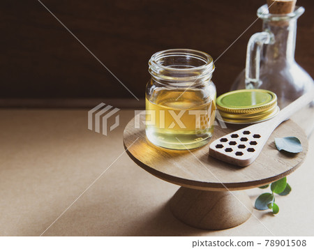 蜂蜜、蜂蜜和蜂巢蜂蜜浸入玻璃罐中 蜂蜜、蜂蜜和蜂巢蜂蜜浸入玻璃罐中 78901508