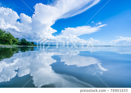 夏天天空壯觀的積雨雲海反射 78901835
