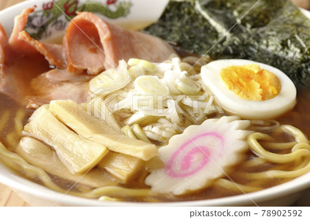 Simple soy sauce ramen that you can eat at a stall with char siu, menma, Naruto, boiled eggs, green onions, and seaweed Simple soy sauce ramen that you can eat at a stall with char siu, menma, Naruto, boiled eggs, green onions, and seaweed 78902592