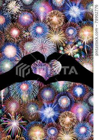 【帶來幸福的照片】煙花漫天夜空,心形手的輪廓。 【帶來幸福的照片】煙花漫天夜空,心形手的輪廓。 78902776