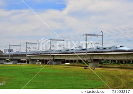 新幹線 700 系列新幹線穿過市川大橋 78903217
