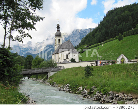 拉姆紹的白色和可愛的教堂和溪流，貝希特斯加登，巴伐利亞，德國 78903275