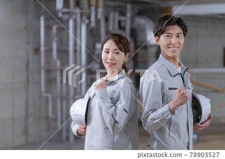 兩名工人戴著頭盔站在建築工地的畫像 78903527