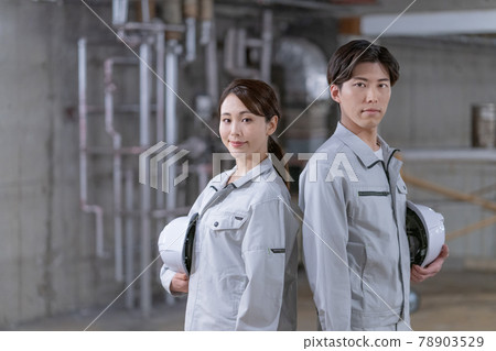 兩名工人戴著頭盔站在建築工地的畫像 78903529