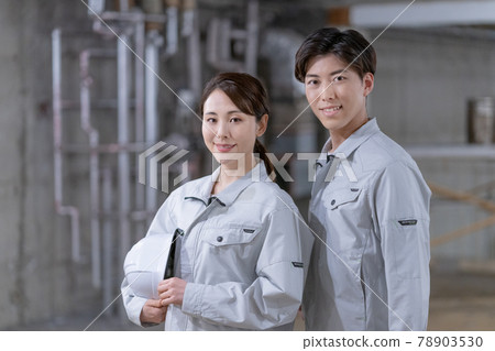 兩名工人戴著頭盔站在建築工地的畫像 78903530