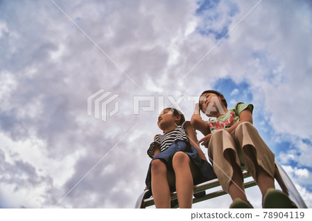 坐在陰天的姐妹 坐在陰天的姐妹 78904119