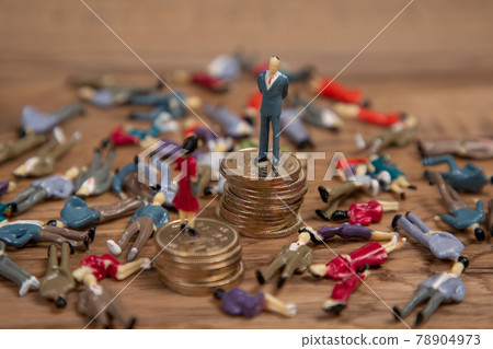 Image that some successful people are getting wealth 78904973