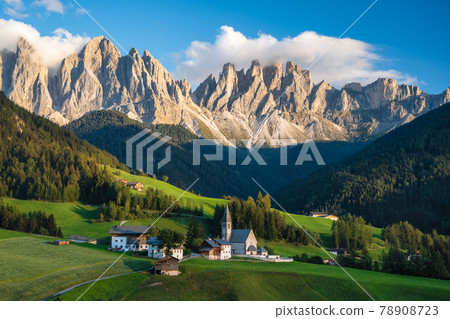 St Magdalena church in Val di Funes valley, Dolomites, Italy. Furchetta and Sass Rigais mountain peaks in background 78908723