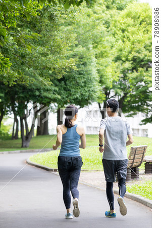 慢跑的中年夫婦 78908986