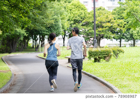 慢跑的中年夫婦 78908987