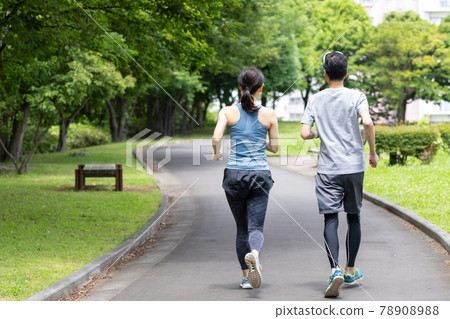 慢跑的中年夫婦 78908988