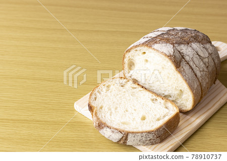 Cut French bread sprinkled with rye flour 78910737