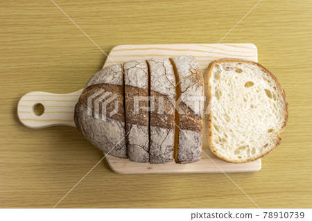 Cut French bread sprinkled with rye flour 78910739