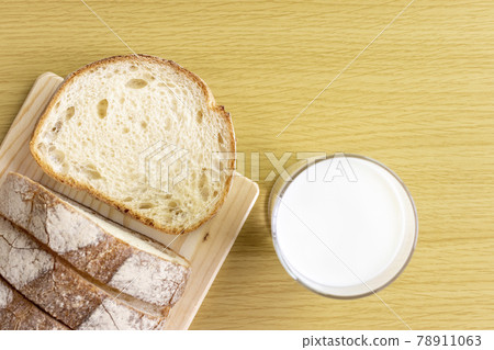 法國麵包和牛奶。早餐圖片 78911063