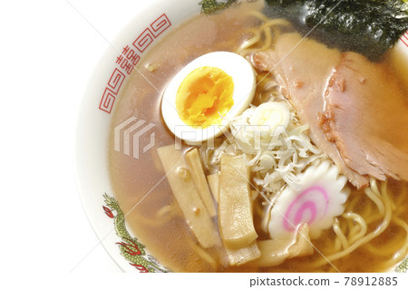 可以在攤位吃的老式醬油拉麵的鳥瞰圖，白底叉燒等各種食材 78912885