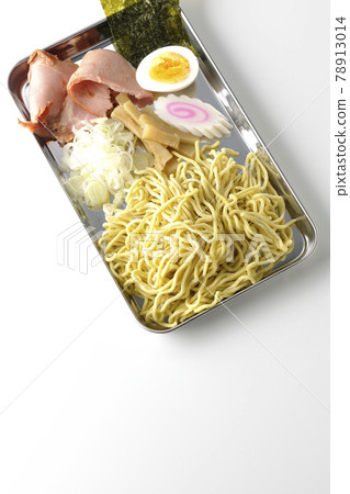 A bird's-eye view of char siu, menma, Naruto, boiled egg, green onion, and seaweed on a cooking bat on a white background. 78913014