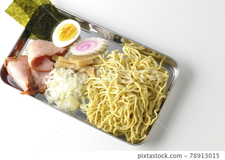 A bird's-eye view of char siu, menma, Naruto, boiled egg, green onion, and seaweed on a cooking bat on a white background. 78913015