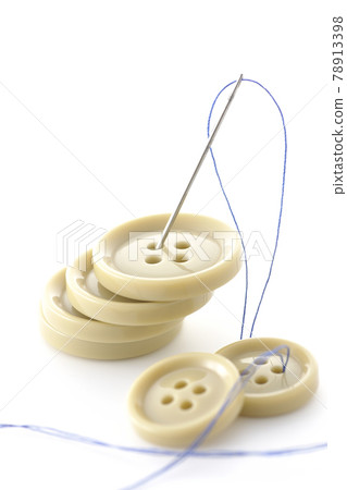 Shoot buttons, needles and threads on a white background 78913398