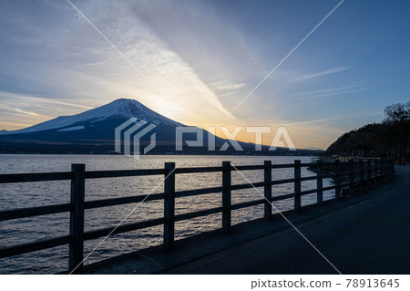 Mt. Fuji and Lake Yamanaka winter evening view Impressive clouds (February 11, 2021) 78913645