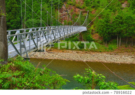 Suspension bridge on the Koza River in Wakayama 78916022