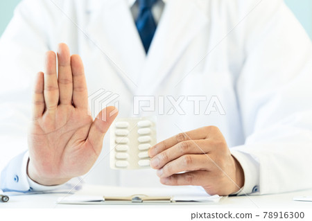 At the hands of the doctor showing the medicine At the hands of the doctor showing the medicine 78916300